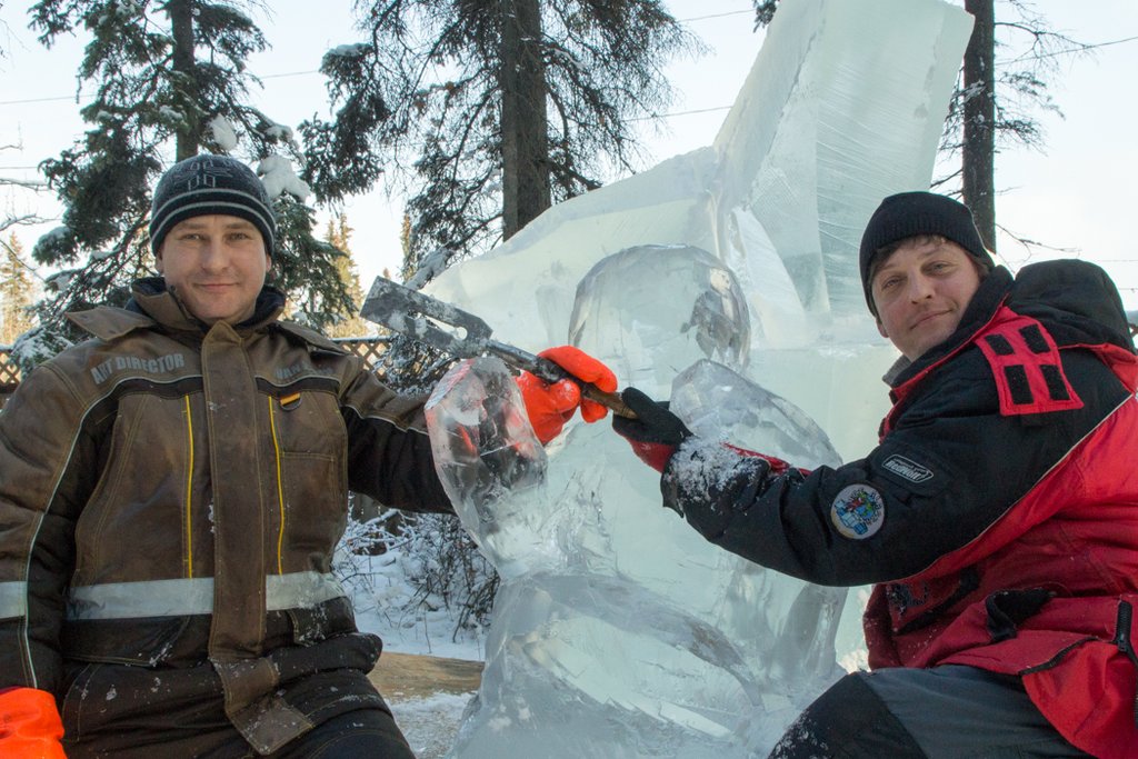 Эдуард Пономаренко (справа)  и его коллега смастерили изо льда сказочного дракона, однако жюри, похоже, замысел художников недопоняло и присудило фигуре первое место в номинации «Абстракция». Неизвестный фотограф.