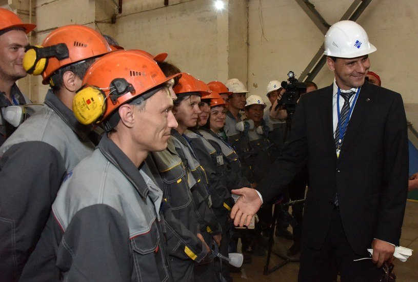 Денис Паслер доволен тем, что большинство сотрудников китайского завода — жители Невьянска. Фото: Алексей Кунилов.