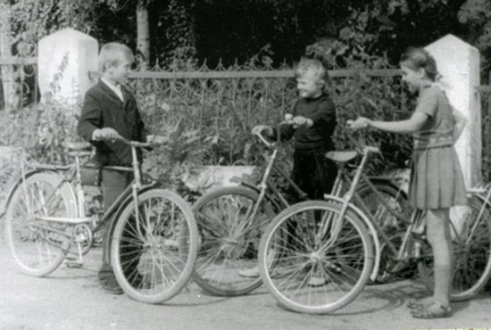 «Уралец» (на фото — слева) и «Рябинка» — это как брат и сестра. Первый предназначался для мальчиков и имел горизонтальную (закрытую) раму. «Рябинка» была девчачьим велосипедом с наклонной (открытой) рамой. Неизвестный фотограф