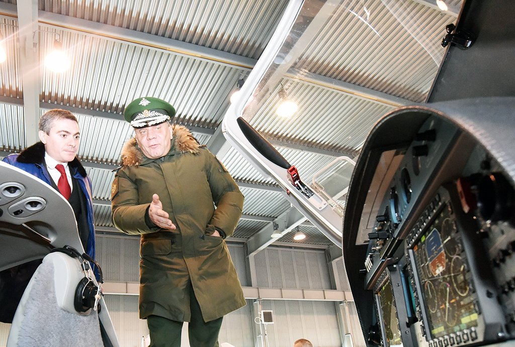 Заместитель министра обороны РФ Юрий Борисов (справа) осматривает бортовое оборудование учебно-тренировочного самолёта ДА-42Т, впервые разработанное и произведённое в Екатеринбурге