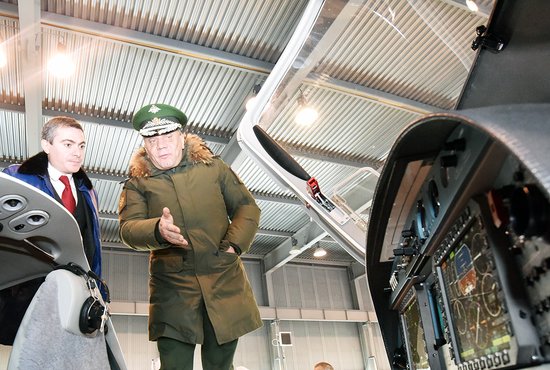 Заместитель министра обороны РФ Юрий Борисов (справа) осматривает бортовое оборудование учебно-тренировочного самолёта ДА-42Т, впервые разработанное и произведённое  в Екатеринбурге. Фото: Алексей Кунилов