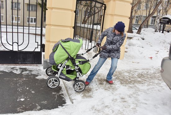 Доступная среда нужна не только инвалидам и пенсионерам. В той же мере в ней нуждаются и молодые мамы, для которых ежедневная прогулка с колясками превращается в полосу препятствий. Фото: Алексей Кунилов