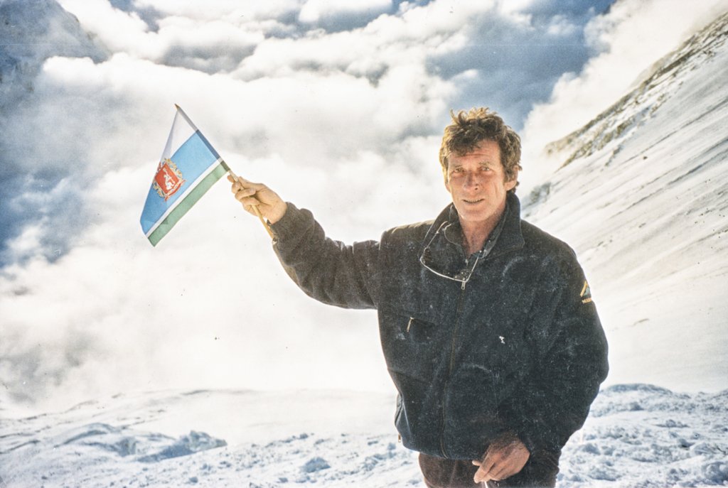 Несколько раз Евгений Виноградский поднимался на высочайшие точки планеты с флагом Свердловской области. Фото: Из личного архива Е. Виноградского