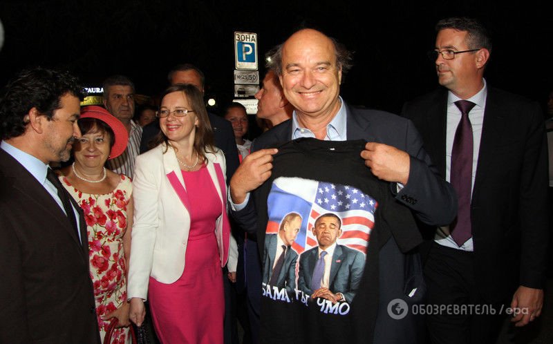 Сенатор Ив Поццо ди Борго купил в Крыму футболку  с неполиткорректной надписью о президенте США. Фото: EPA