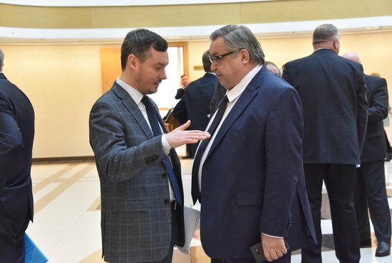 Глава бюджетного комитета Владимир Терешков (справа) признался, что федеральный закон вызвал у него некоторое удивление.  Фото: Алексей Кунилов.