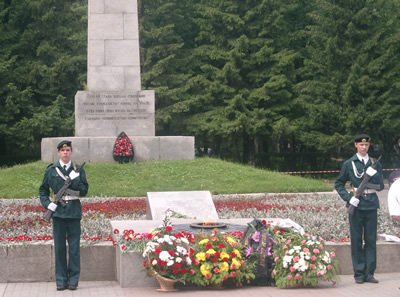 В 1977 году, к 60-летнему юбилею Октябрьской революции, здесь был организован «Пост №1» – торжественная вахта пионеров во время праздничных дней. Пост существовал до 1991 года и... вновь был возобновлён в 2007-м, почему-то к празднику 9 Мая.