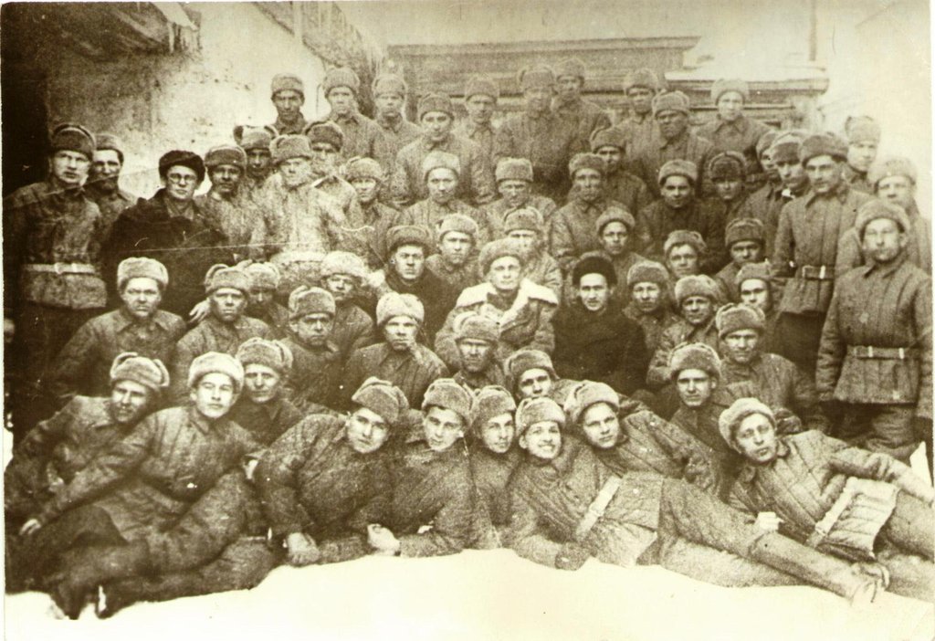 1943 год, добровольцы-алапаевцы. Снимок на память. Фото из архива краеведческого клуба "Невья"