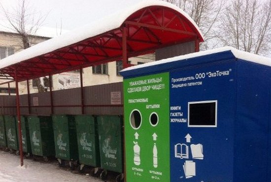 На каждом контейнере есть пояснения:  зелёные –  для пластиковых бутылок,  синие – для бумаги. Фото: krasnoufimsk.ru