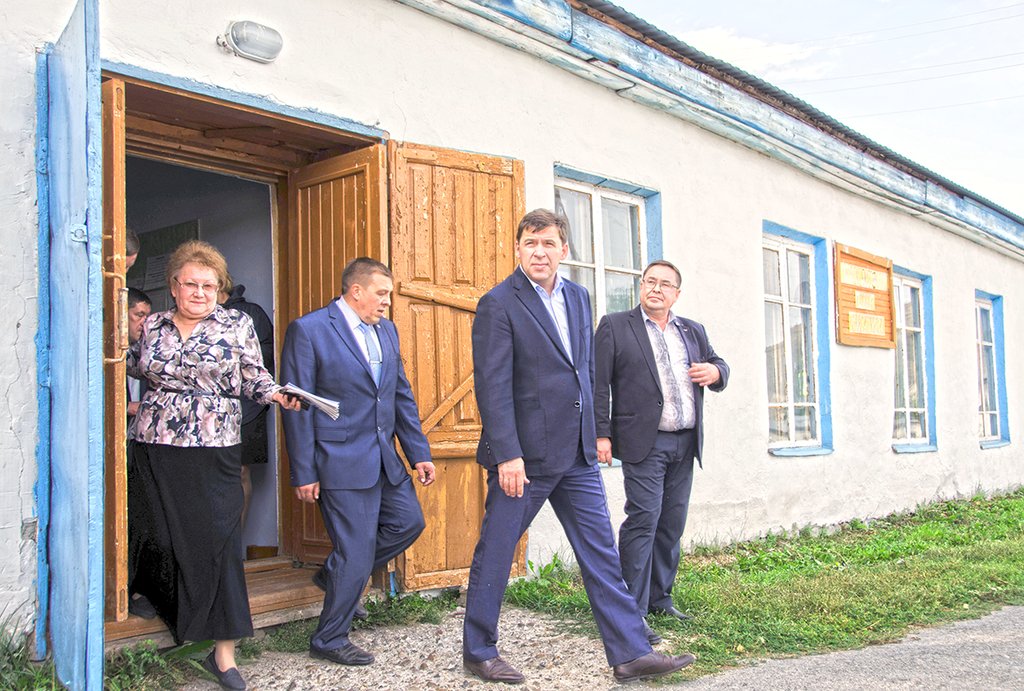 В ходе рабочих поездок по области депутаты и члены правительства убедились, что многие сельские клубы нуждаются в обновлении. Фото: Павел Ворожцов