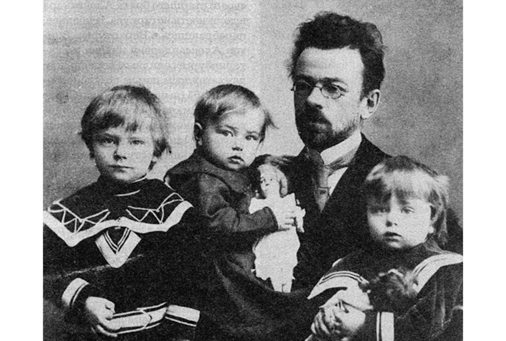 Виктор Ардашев с детьми. Автор фото неизвестен