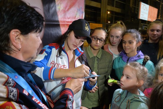 Юные болельщицы выстроились в очередь за автографами Анастасии Татаревой. Фото: Павел Ворожцов