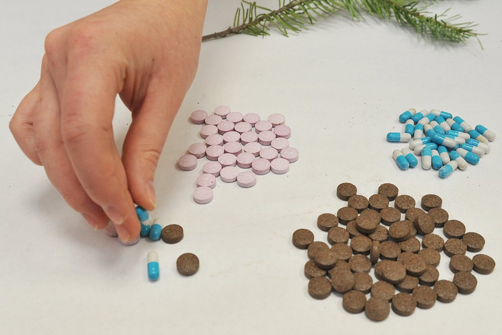 Таблетки и пилюли разложены на столе
