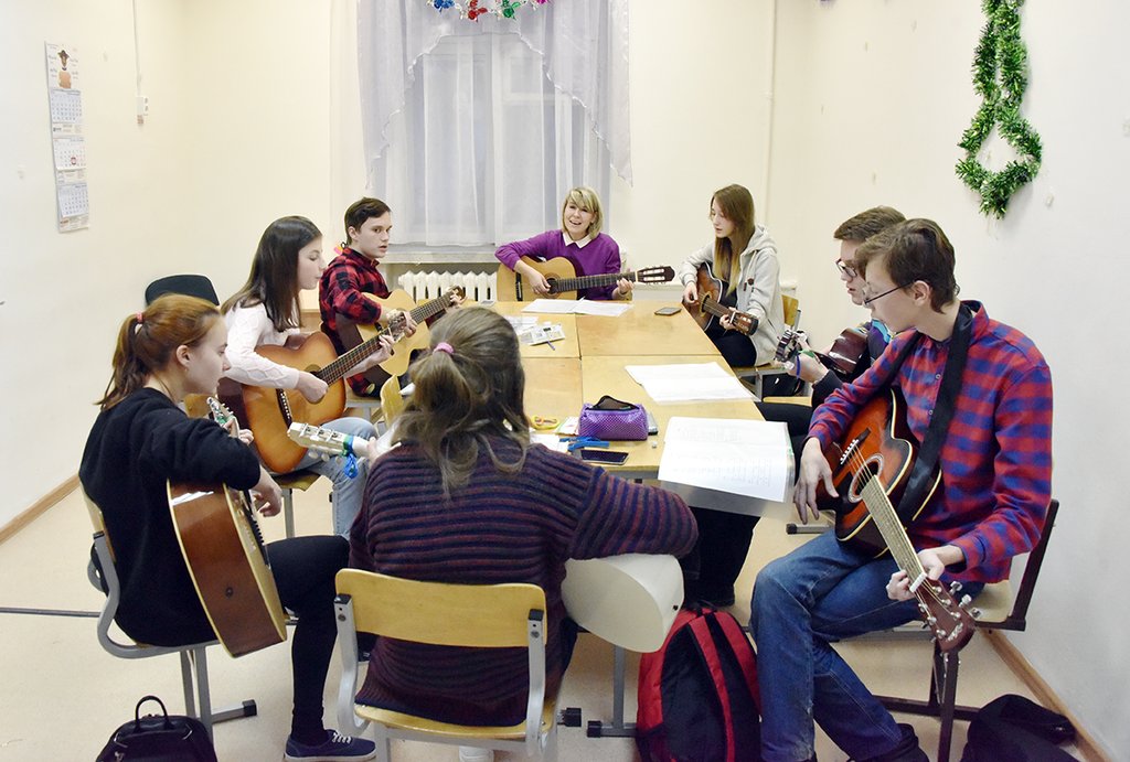 Оксана Твердохлёб (в центре) 20 лет руководит кружком «Гитара» в клубе «Ровесник». Фото: Алексей Кунилов