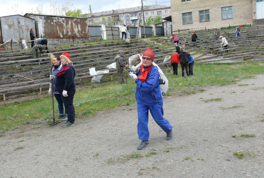 Артёмовцы решили выйти на уборку стадиона, не дожидаясь запланированного ремонта. Фото: «Всё будет»