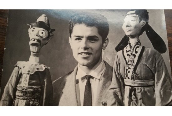 Спектакль «Лисица-оборотень». Анатолий Герасимов держит две куклы – китайского казначея Гун Мын Би и студента  Ван Фу. 1960 год. Неизвестный фотограф
