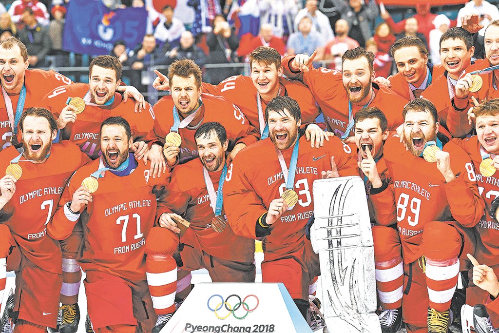 Для капитана сборной Павла Дацюка (в первом ряду третий слева) эта была пятая Олимпиада. Фото: Влаимир Песня / РИА Новости