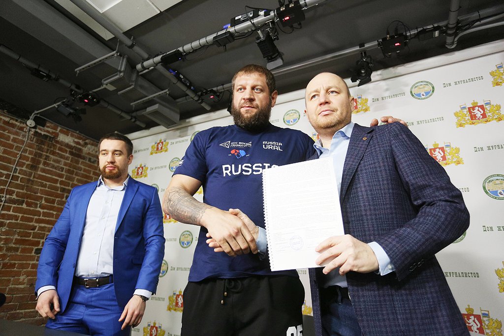 Александр Емельяненко (слева) и генеральный директор RCC Boxing Promotions Герман Титов после подписания контракта. Фото: Владимир Мартьянов