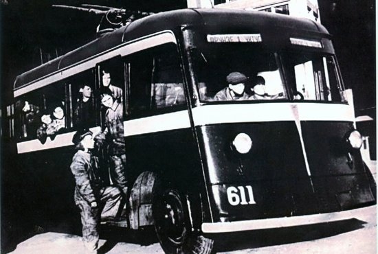 Выезд из гаража первого в Екатеринбурге троллейбуса. 1943 год. Фото из архива Екатеринбургского ТТУ.