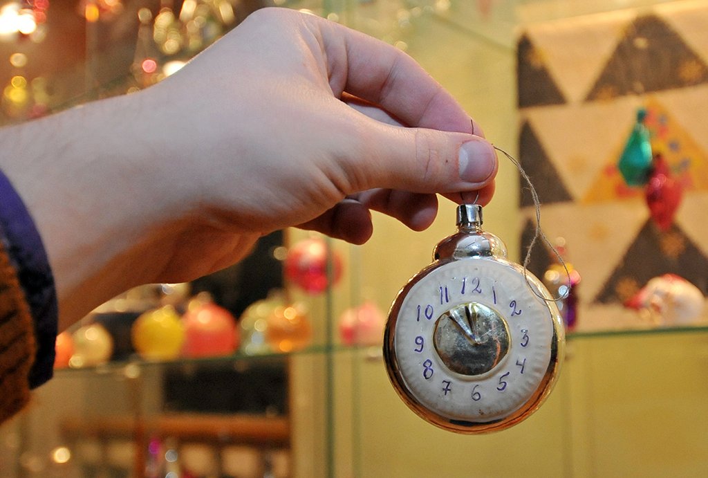 На выставке много ёлочных игрушек-часов, и все они остановились на без пяти минут 12 — такие украшения появились после выхода фильма «Карнавальная ночь». Фото: Павел Ворожцов