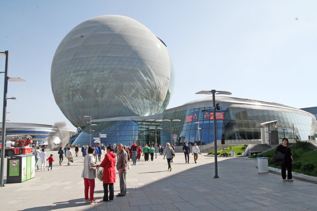 Экспозиция Казахстана расположилась на восьми этажах здания в форме шара. Площадь павильона хозяев выставки — около 20 тысяч квадратных метров. Фото: Андрей Каща