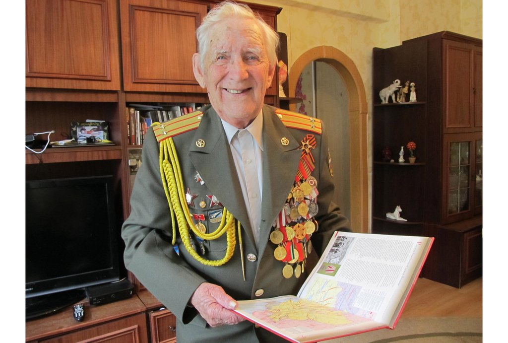 В руках у Александра Виноградова – поздравление от Путина  со 100-летием. Фото: