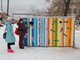 С сортировкой мусора в Сарапулке теперь легко справятся и взрослые, и дети: на контейнерах художники наглядно обозначили разделение на пластик и стекло. Фото Павла Шабельникова.