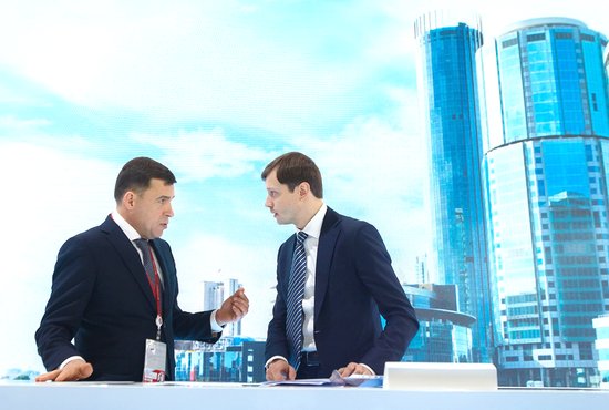 Евгений Куйвашев и Илья Ковалёв (слева) договорились о сотрудничестве по развитию соцсферы. Фото: департамент информполитики