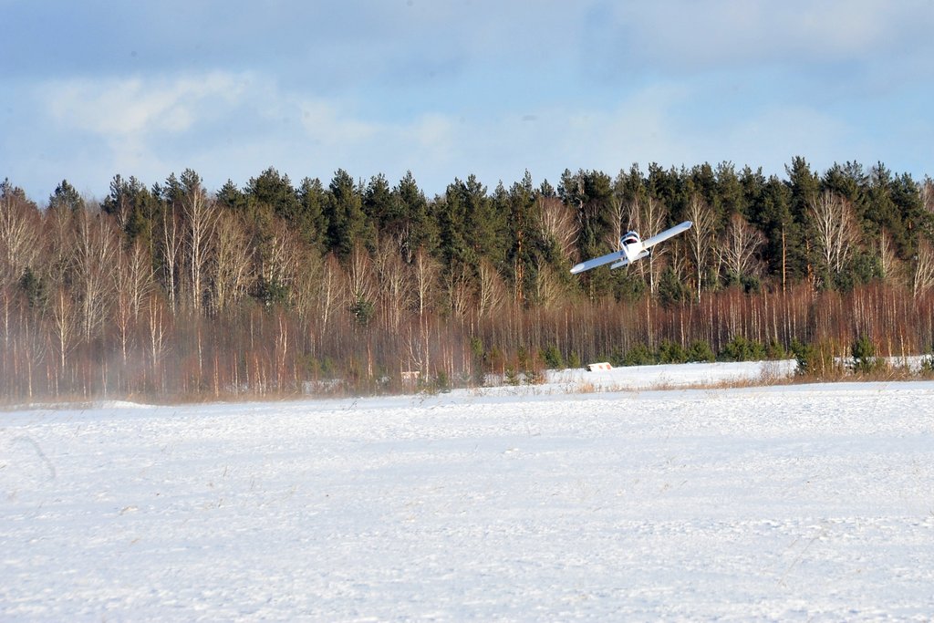 На взлёт и посадку легкомоторным самолётам достаточно  ста метров. Фото: Павел Ворожцов