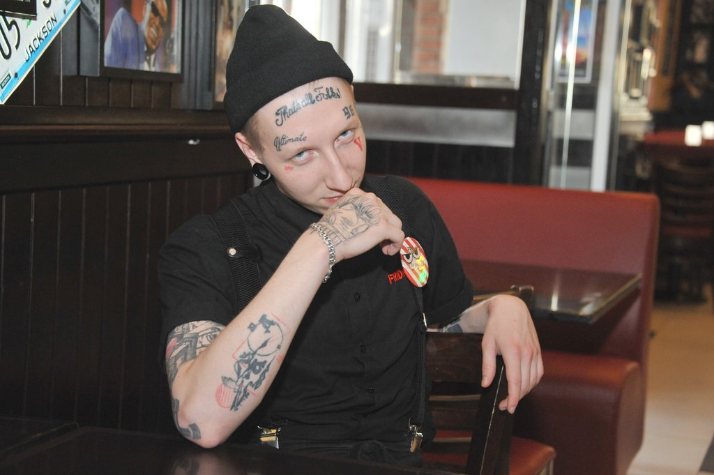 Несмотря на то, что все официанты в заведении имеют татуировки, Джони выделяется их количеством – такого нет ни у кого. Фото: Павел Ворожцов