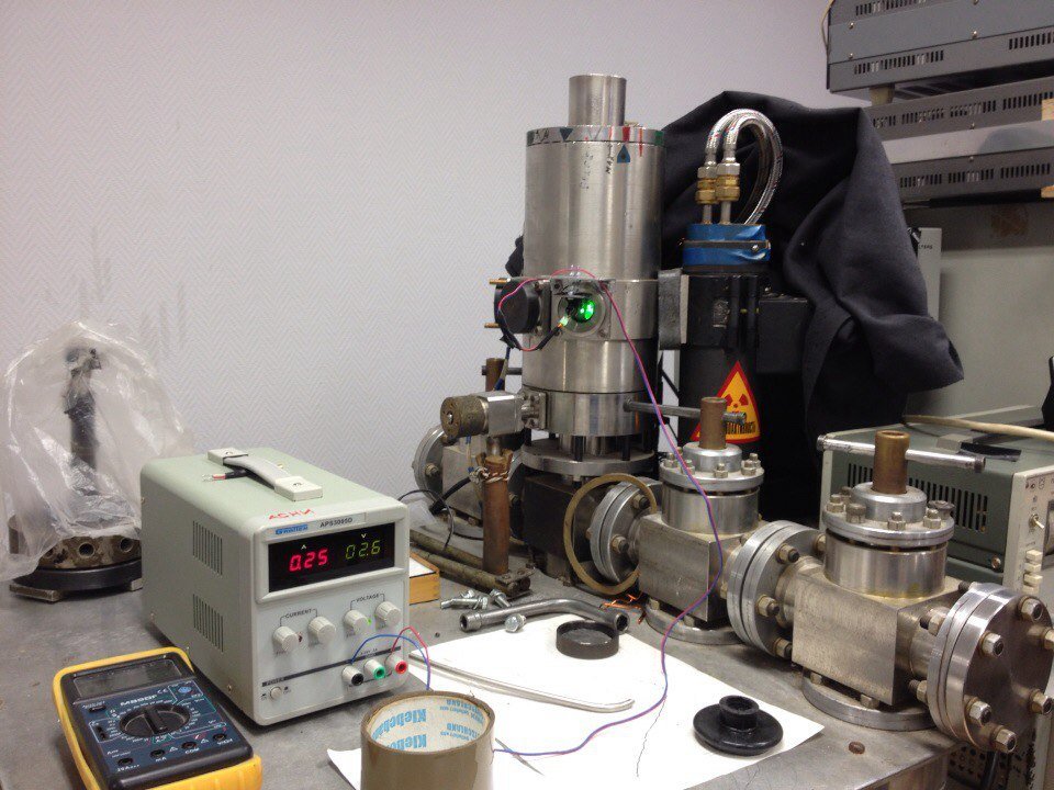 Установка для исследования радиационно-оптических свойств твёрдых тел. Фото: Виктор Ягодин