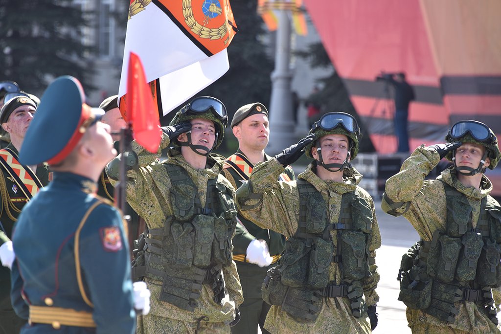 Военнослужащие уже начали подготовку к Параду Победы. Фото: Алексей Кунилов