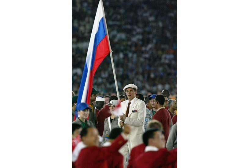 Рост Александра Попова (важный параметр для знаменосца) — 197 сантиметров, так что российский флаг был более чем заметен. Фото: РИА Новости