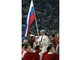Рост Александра Попова (важный параметр для знаменосца) — 197 сантиметров, так что российский флаг был более чем заметен. Фото: РИА Новости