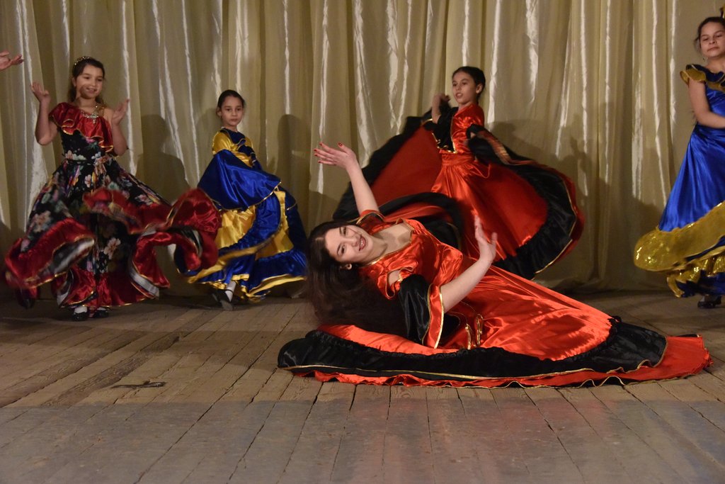 Танцы и песни издревле были для цыган и отдушиной, и верным заработком, а сейчас это ещё и способ сохранить свою культуру  и традиции. Фото: Алексей Кунилов.