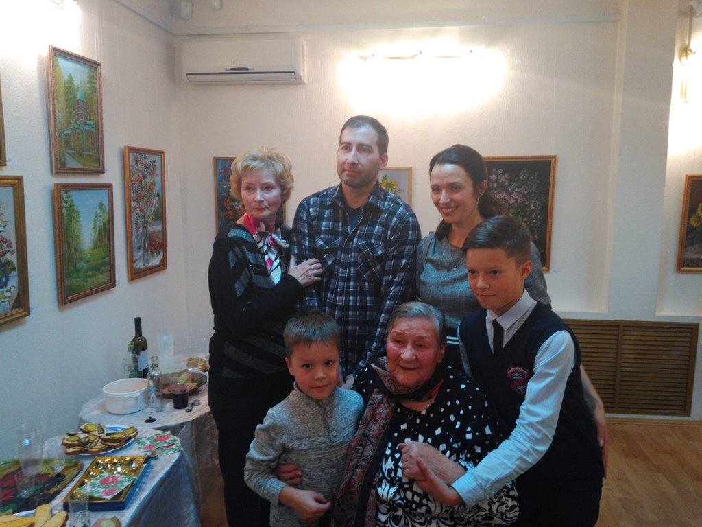 Открытие пятой персональной выставки старейшей художницы Верхней Пышмы, 90-летней Анны Сваловой