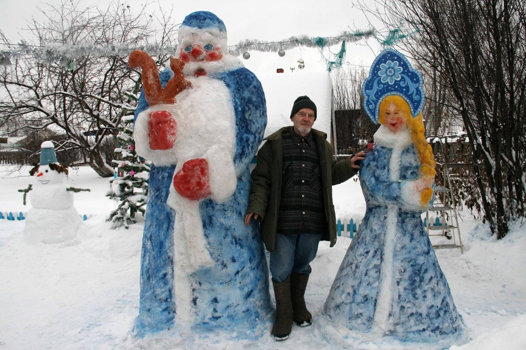 Николай Семёнович больше всего беспокоился,  что из-за оттепели его скульптуры  не достоят  до Нового года. Фото: redflagvp.ru