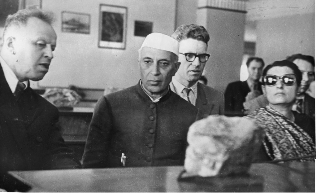 Джавахарлал Неру и Индира Ганди в геологическом музее. Во время визита Индира почти не снимала солнцезащитные очки. Фото: vk.com 