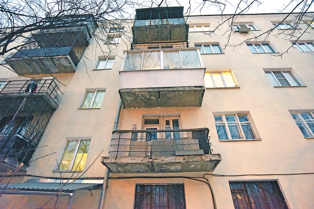 Балконы теперь выглядят так, будто в квартирах никто не живёт. Фото: Алексей Кунилов