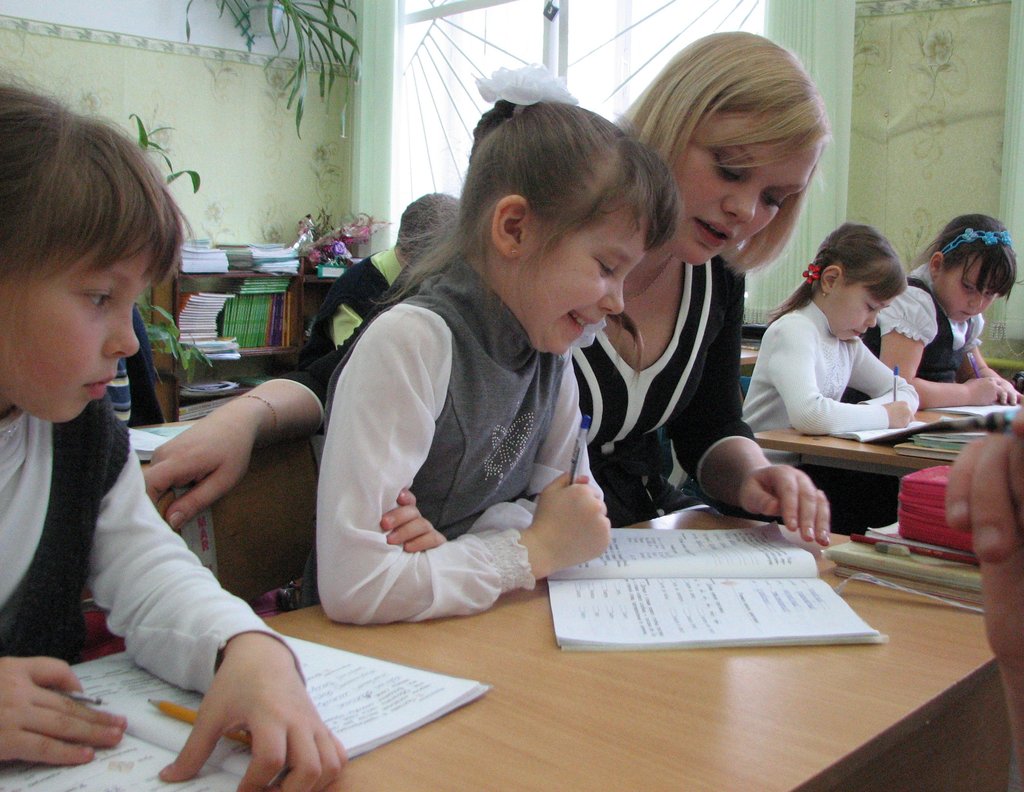 Даже на уроке с незнакомыми детьми в Екатеринбурге Ирина Халяпина сумела быстро подобрать ключик к ученикам, а в родной школе второклашки стали важнейшей частью её жизни. Фото автора.
