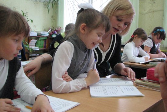 Даже на уроке с незнакомыми детьми в Екатеринбурге Ирина Халяпина сумела быстро подобрать ключик к ученикам, а в родной школе второклашки стали важнейшей частью её жизни. Фото автора.
