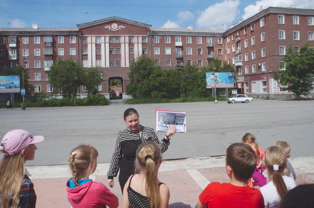 Ольга Изгарова этим летом провела первую экскурсию  для школьников. Фото: Владимир Коцюба-Белых