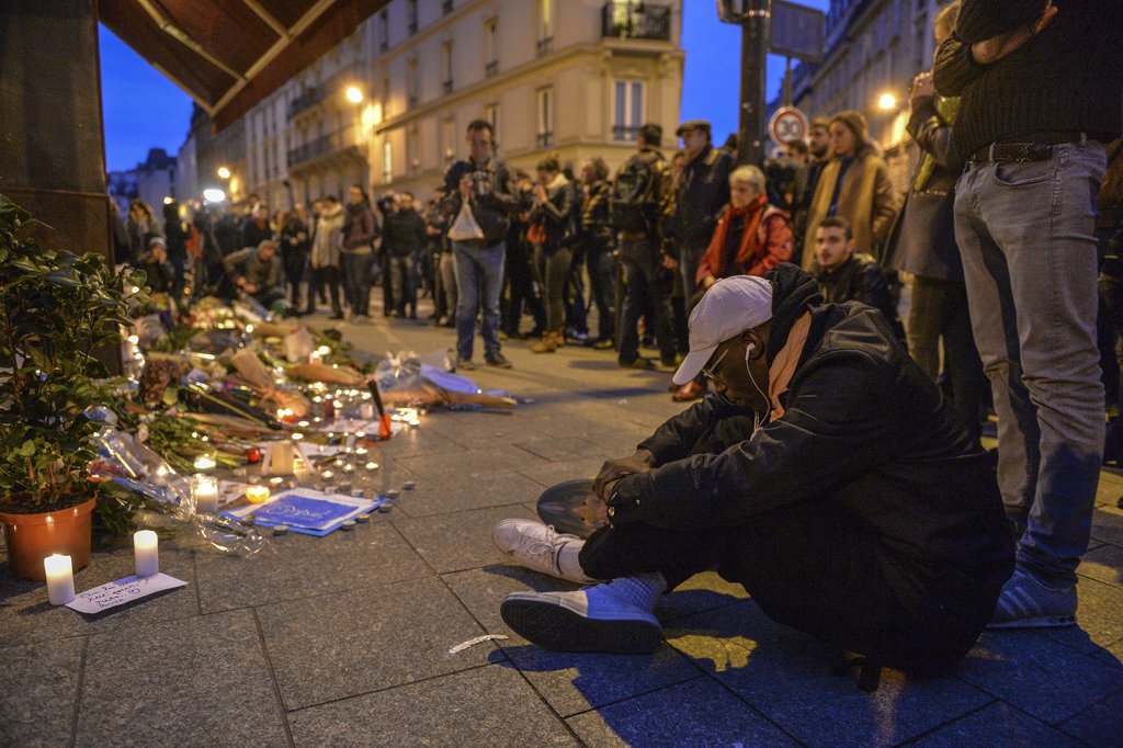 Парижане около ресторана «Ле кариллон» в Париже, где произошёл один из расстрелов .Фото: РИА Новости