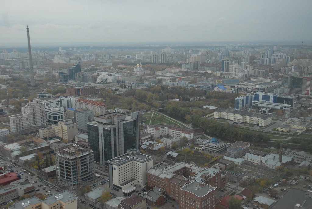 Весь центр Екатеринбурга застроен. Дальнейшие планы по вводу жилья будут осуществляться за счёт периферии. Фото Александра Зайцева.