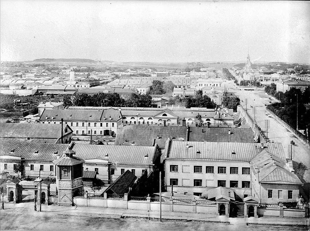 башня во времена железнодорожных мастерских. На фото вверху, кстати, сами мастерские (водонапорные башни устанавливались выше, чтобы создавать напор воды). Фото из архива Музея истории Екатеринбурга.