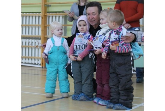 Подрастают новые люди в команду. Валерий Конопкин  с самыми юными участниками «Лыжни России». Фото: vk.com