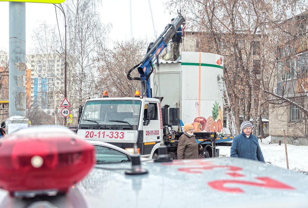 В среднем на демонтаж одного незаконно установленного киоска и хранение на складе уходит около 40 тысяч рублей. Фото: Александр Исаков