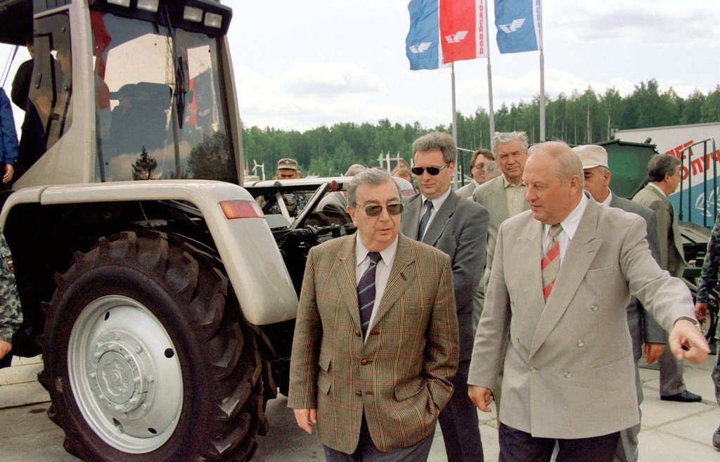В 2002 году Евгений Примаков посетил выставку вооружения в Нижнем Тагиле по личному приглашению Эдуарда Росселя. Фото: ТАСС