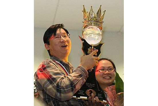 Чемпионский кубок в виде фигуры шахматной королевы, держащей земной шар, был сделан уральскими камнерезами из яшмы. Фото: Владимир Васильев
