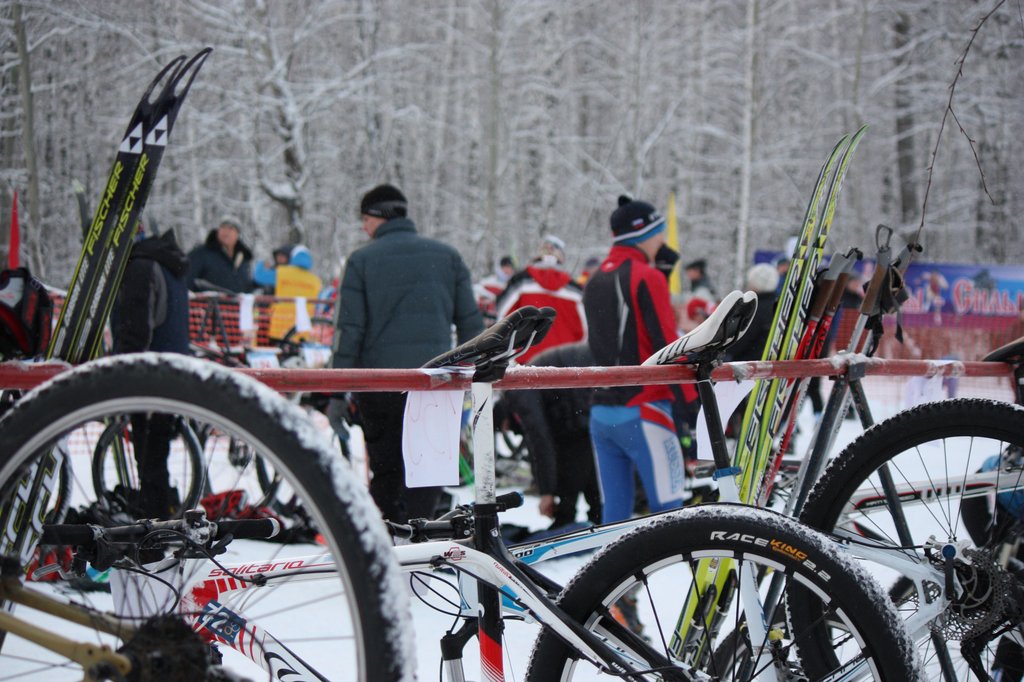 Зимний триатлон – комбинация бега, велосипедной и лыжной гонок. Фото Валерии Зык.