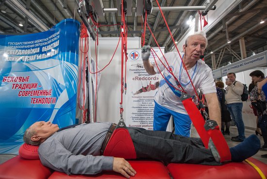 Физиотерапевт Владимир Рыжкин демонстрирует модульный аппарат для лечения неврологических расстройств. Фото: Владимир Мартьянов